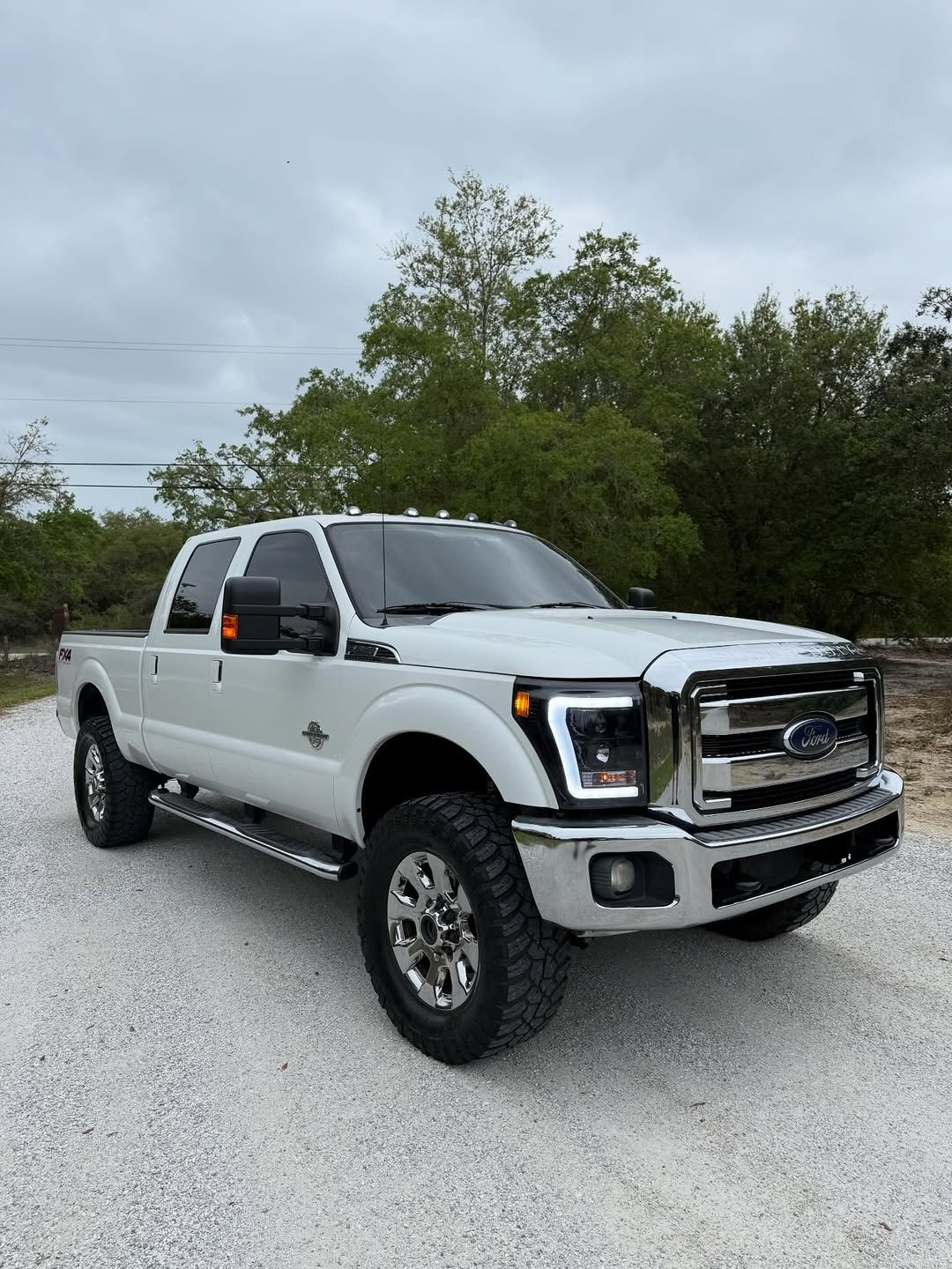 2014 Ford F-250 Super Duty Lariat 4x4 – 6.7L Powerstroke Diesel – Crew Cab – Lifted – $13,500 Featuring the powerful Ford F-250 Super Duty.